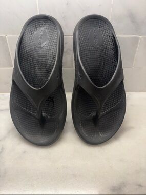 OOFOS Black Womens Recovery Flip-Flops